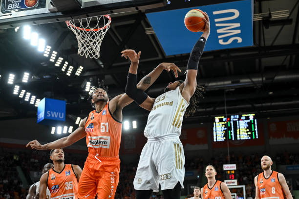 巴萨高层在 巴萨高层在