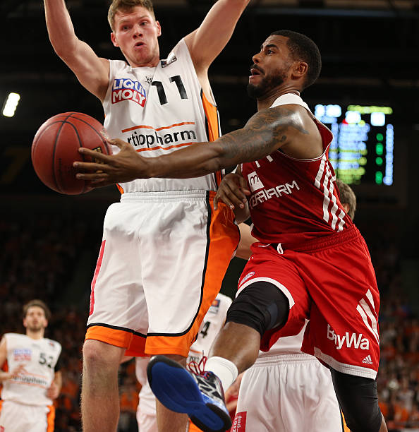 在六场决赛 在六场决赛